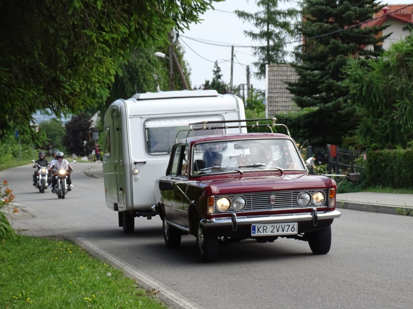 Zabytkowy fiat z przyczepą na trasie rajdu