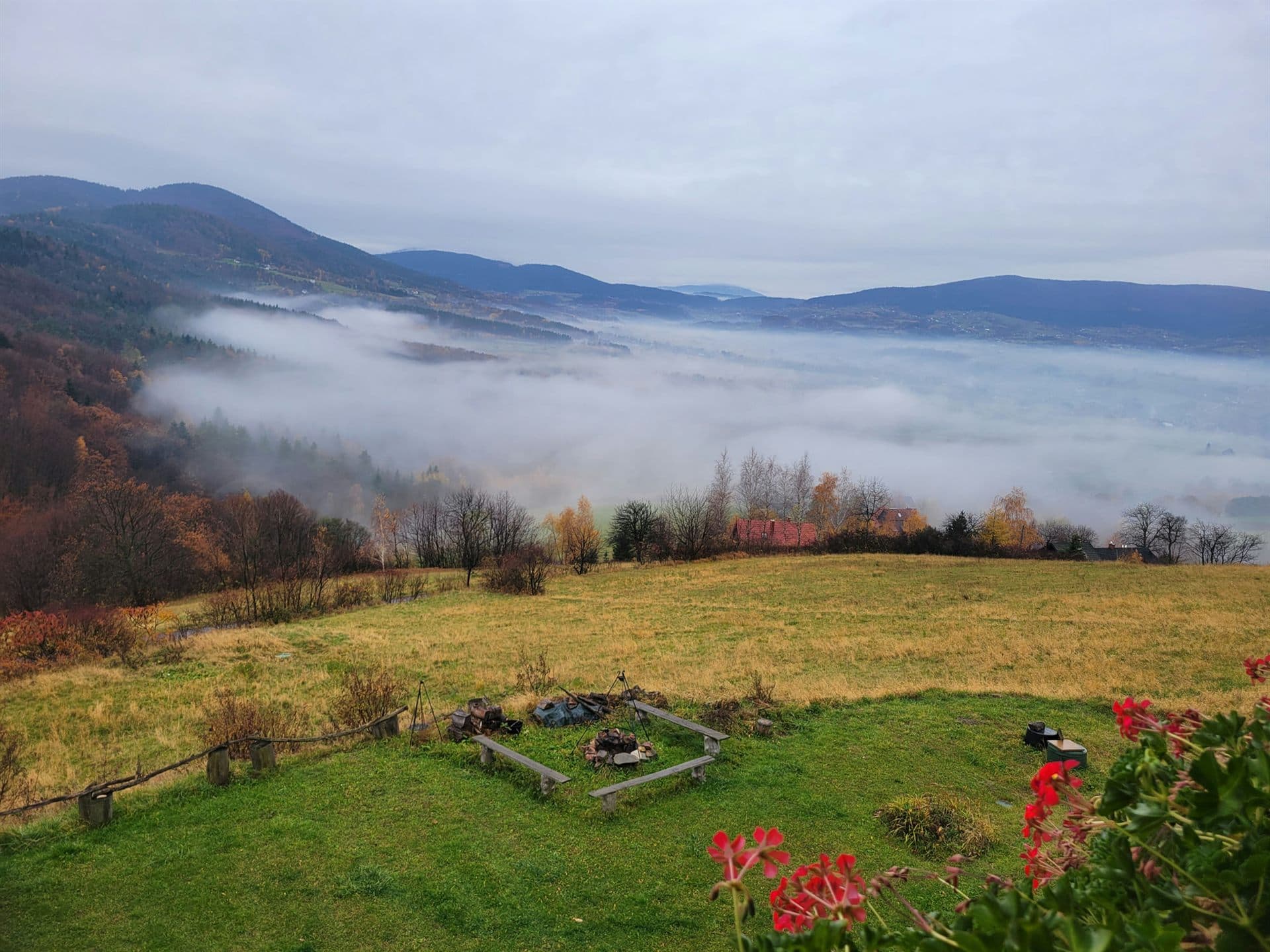 Jesienny widok na dolinę z miejsca na ognisko